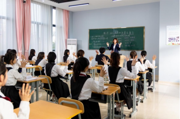 中考成绩不理想就没有机会上大学了吗？别让一次考试定义孩子的未来！换条赛道，照样上大学！